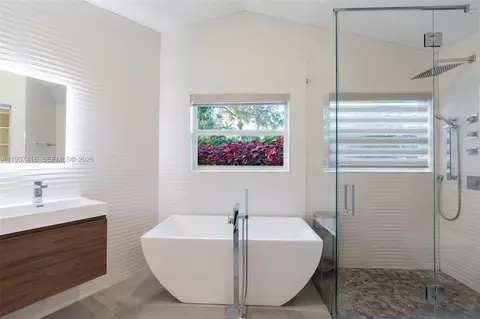Bath - 3950 Shearwater Dr, Jupiter, FL 33477 photo 3 of 12