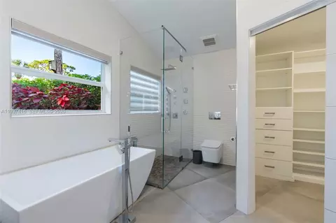 Bath - 3950 Shearwater Dr, Jupiter, FL 33477 photo 8 of 12