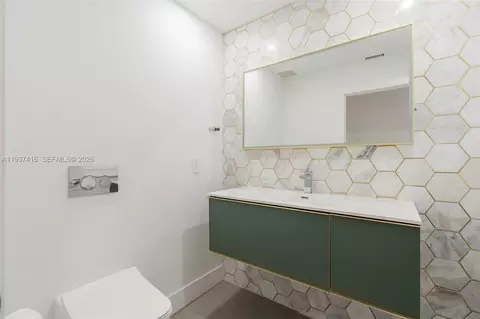 Bath - 3950 Shearwater Dr, Jupiter, FL 33477 photo 9 of 12