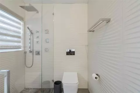 Bath - 3950 Shearwater Dr, Jupiter, FL 33477 photo 5 of 12
