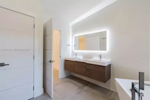 Bath - 3950 Shearwater Dr, Jupiter, FL 33477 photo 2 of 12