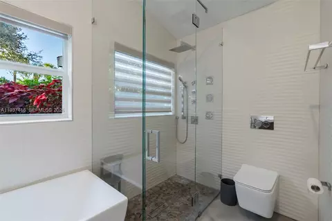 Bath - 3950 Shearwater Dr, Jupiter, FL 33477 photo 6 of 12
