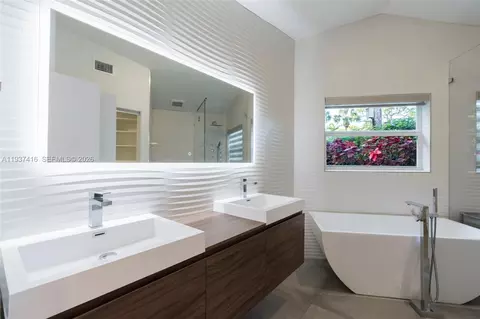 Bath - 3950 Shearwater Dr, Jupiter, FL 33477 photo 1 of 12