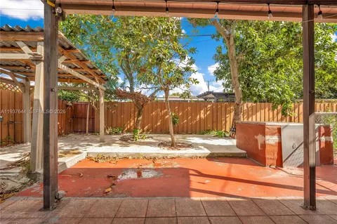 Exterior - 5015 E Palm Ct, Hialeah, FL 33013 photo 8 of 13