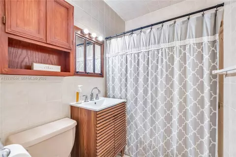 Bath - 5015 E Palm Ct, Hialeah, FL 33013 photo 2 of 3