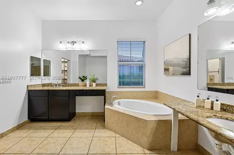 Bath - 6432 SW 55th Pl, Davie, FL 33314 photo 2 of 5