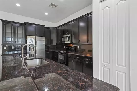 Kitchen - 6432 SW 55th Pl, Davie, FL 33314 photo 4 of 6
