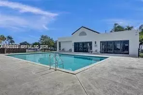 212 Lake Pointe Dr #210, Oakland Park, FL 33309