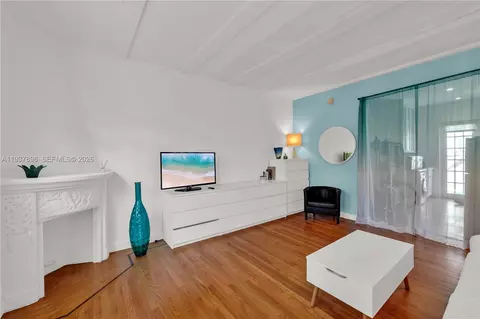 439 15th St #2, Miami Beach, FL 33139