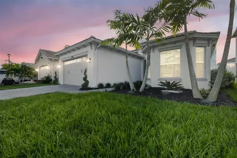 5413 Pecan Dr, Loxahatchee, FL 33470