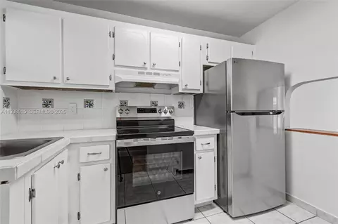 2831 Sunrise Lakes Dr E #204, Sunrise, FL 33322