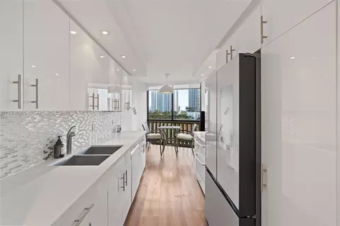 1000 W Island Blvd #807, Aventura, FL 33160