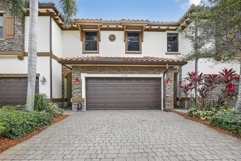 12140 Village Pl, Davie, FL 33325
