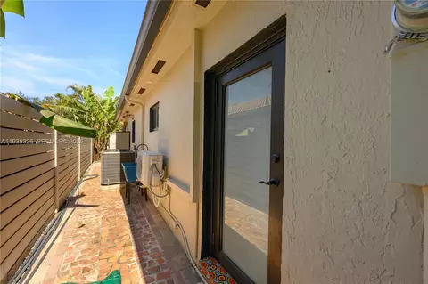 Exterior - 8935 NW 164th St, Miami Lakes, FL 33018 photo 4 of 8