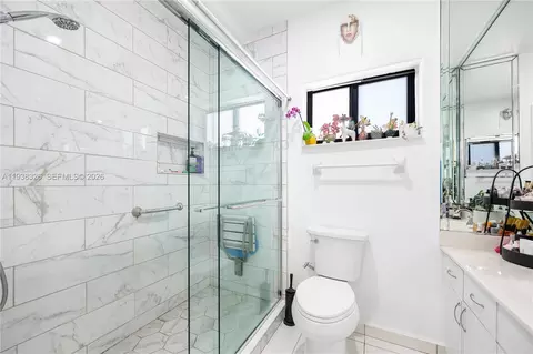 Bath - 8935 NW 164th St, Miami Lakes, FL 33018 photo 3 of 4