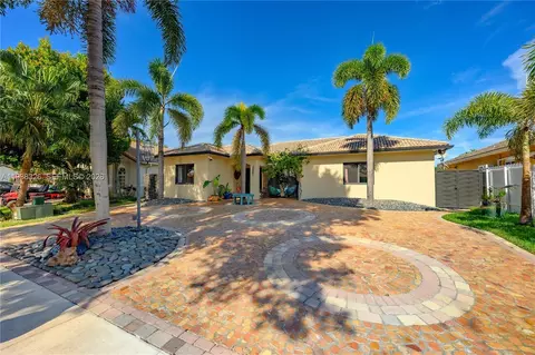 Exterior - 8935 NW 164th St, Miami Lakes, FL 33018 photo 2 of 8