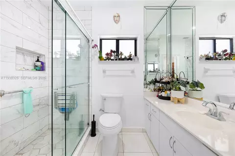 Bath - 8935 NW 164th St, Miami Lakes, FL 33018 photo 2 of 4