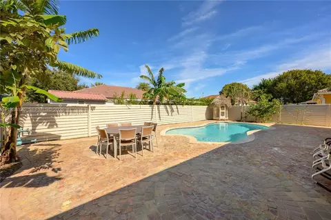 Exterior - 8935 NW 164th St, Miami Lakes, FL 33018 photo 5 of 8