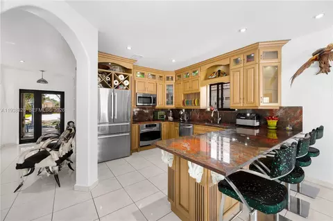 Kitchen - 8935 NW 164th St, Miami Lakes, FL 33018 photo 2 of 6