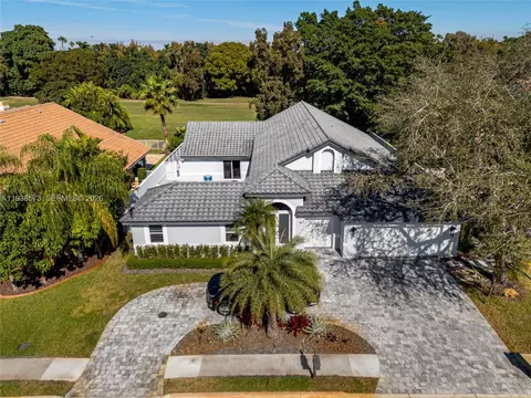 15221 N Laurel Ln N, Pembroke Pines, FL 33027
