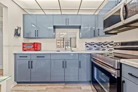 421 NE 14th Ave #405, Hallandale Beach, FL 33009