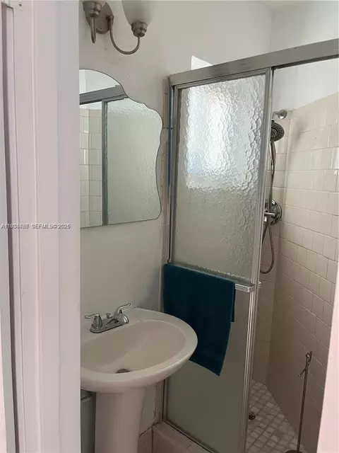 Bath - 1014 W 68th St, Hialeah, FL 33014 photo 4 of 5
