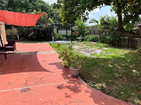 Exterior - 1014 W 68th St, Hialeah, FL 33014 photo 2 of 3