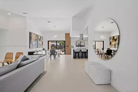 7910 NW 169th Ter, Miami Lakes, FL 33016