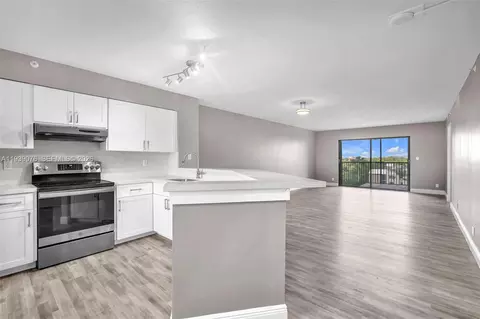 2112 S Cypress Bend Dr #802, Pompano Beach, FL 33069