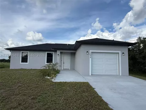 1048 Jay Ct, Labelle, FL 33935 photo 2