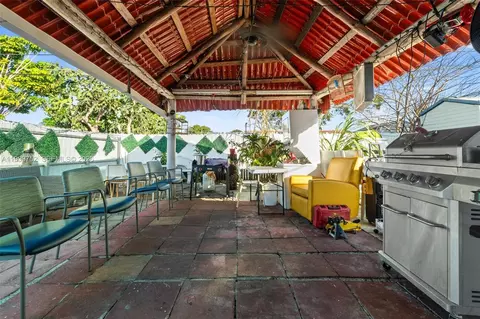 Exterior - 325 SE 9th Ave, Hialeah, FL 33010 photo 5 of 9