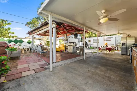 Exterior - 325 SE 9th Ave, Hialeah, FL 33010 photo 3 of 9
