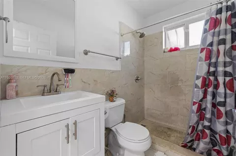 Bath - 325 SE 9th Ave, Hialeah, FL 33010 photo 1 of 1