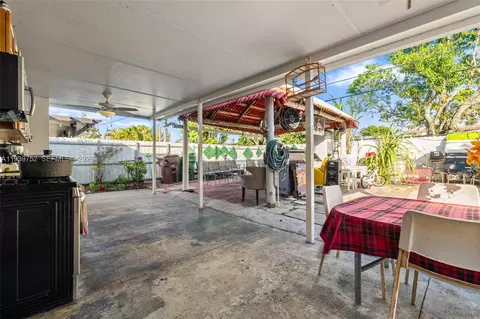 Exterior - 325 SE 9th Ave, Hialeah, FL 33010 photo 2 of 9