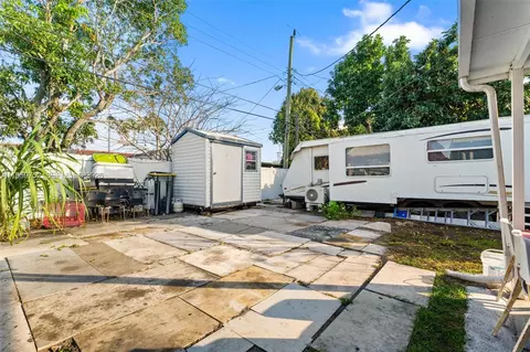 Exterior - 325 SE 9th Ave, Hialeah, FL 33010 photo 7 of 9