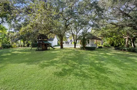 Exterior - 10001 SW 60th Ct, Pinecrest, FL 33156 photo 2 of 3