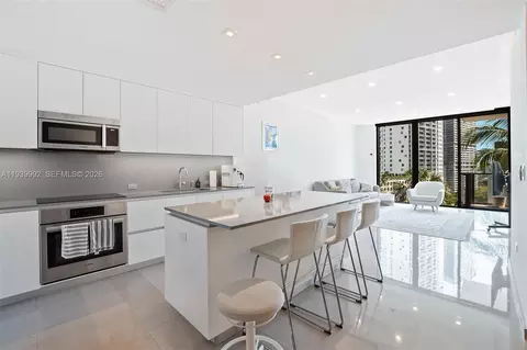 68 SE 6th St #805, Miami, FL 33131