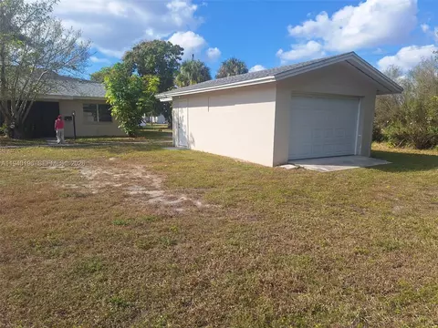 Exterior - 245 E Pkwy, Other, FL 33904 photo 5 of 8