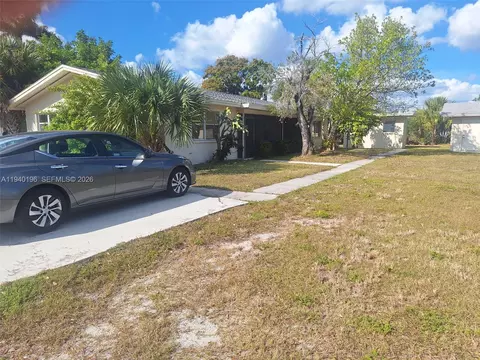 Exterior - 245 E Pkwy, Other, FL 33904 photo 2 of 8