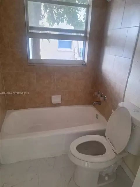Bath - 245 E Pkwy, Other, FL 33904 photo 5 of 6