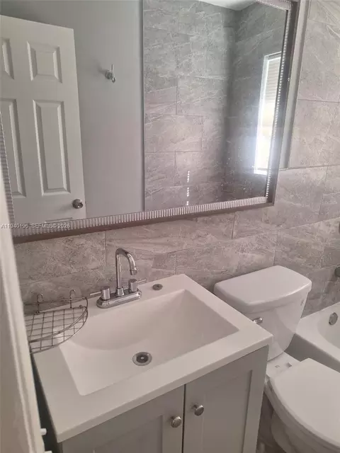 Bath - 245 E Pkwy, Other, FL 33904 photo 1 of 6