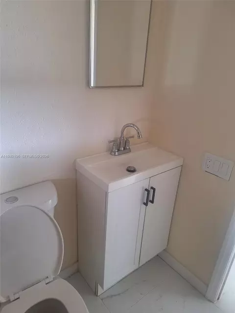 Bath - 245 E Pkwy, Other, FL 33904 photo 4 of 6