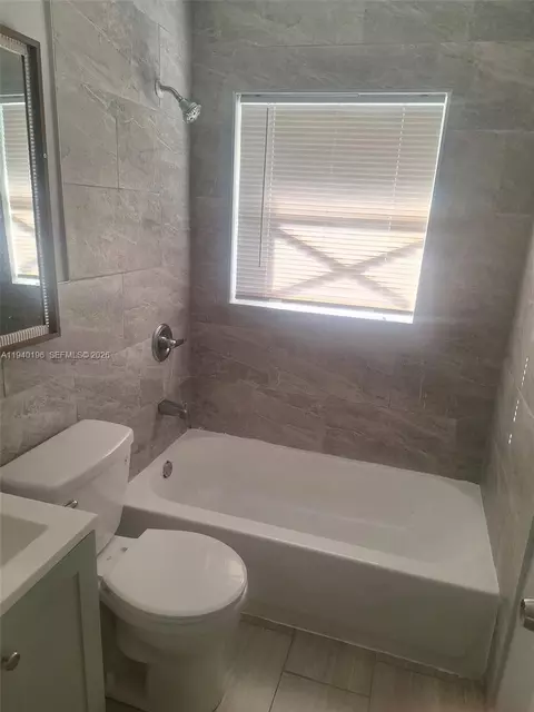 Bath - 245 E Pkwy, Other, FL 33904 photo 2 of 6