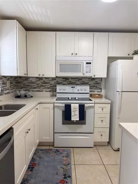 9540 Sunrise Lakes Blvd #208, Sunrise, FL 33322