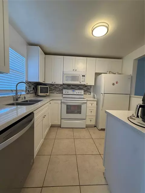 9540 Sunrise Lakes Blvd #208, Sunrise, FL 33322
