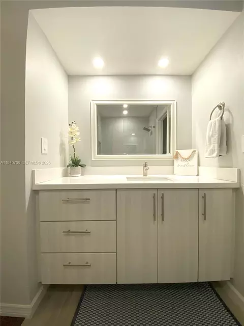 Bath - 6417 Windmill Gate Rd, Miami Lakes, FL 33014 photo 5 of 8