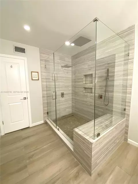 Bath - 6417 Windmill Gate Rd, Miami Lakes, FL 33014 photo 3 of 8