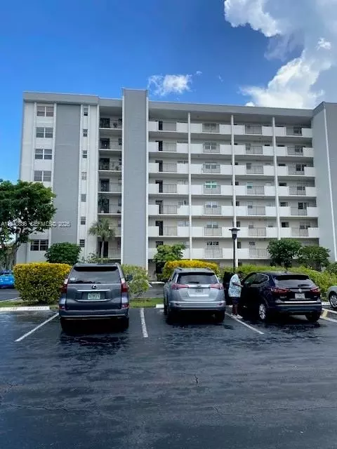 5860 NW 44th St #102, Lauderhill, FL 33319