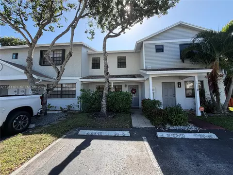 10332 NW 3rd St, Pembroke Pines, FL 33026