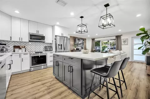 8016 NW 43rd St, Coral Springs, FL 33065